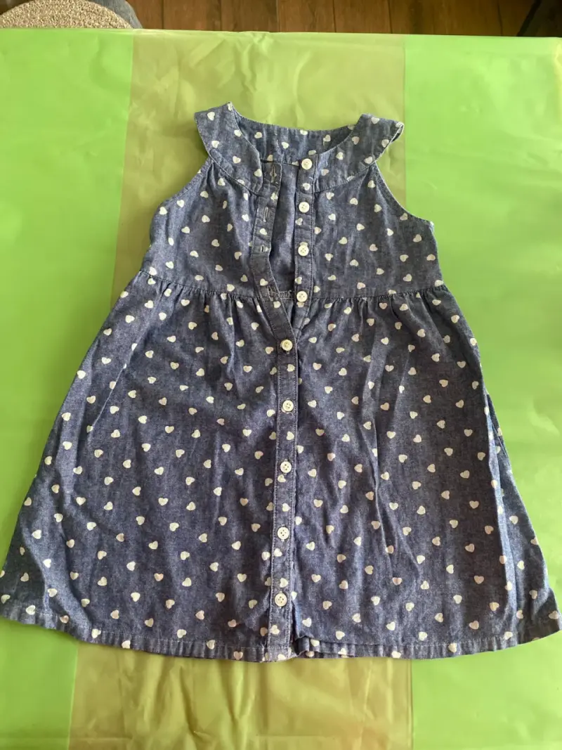 Vestido de jeans de niña con corazones - 1