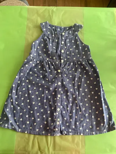 Vestido de jeans de niña con corazones - miniatura 1
