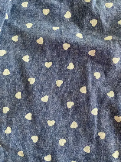 Vestido de jeans de niña con corazones - miniatura 3