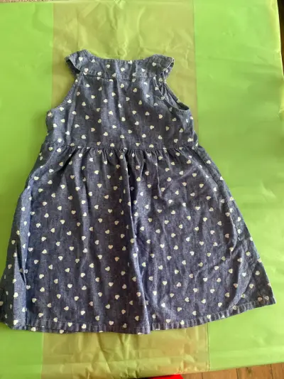 Vestido de jeans de niña con corazones - miniatura 4