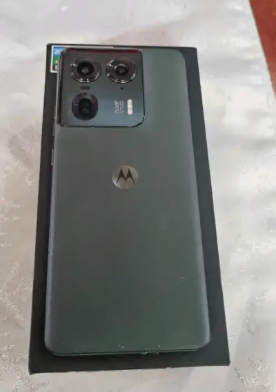 Smartphone Edge 50 Ultra con caja - miniatura 2