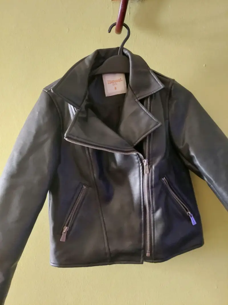 Chaqueta negra de cuero sintético - 1