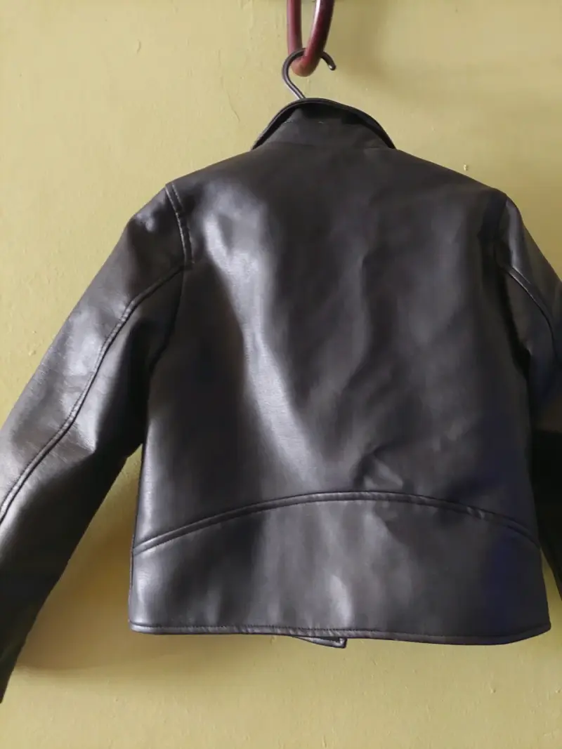 Chaqueta negra de cuero sintético - 3