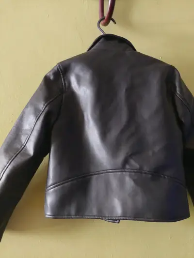 Chaqueta negra de cuero sintético - miniatura 3