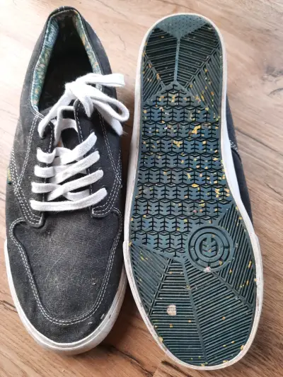 Zapatillas negras con cordones - miniatura 1