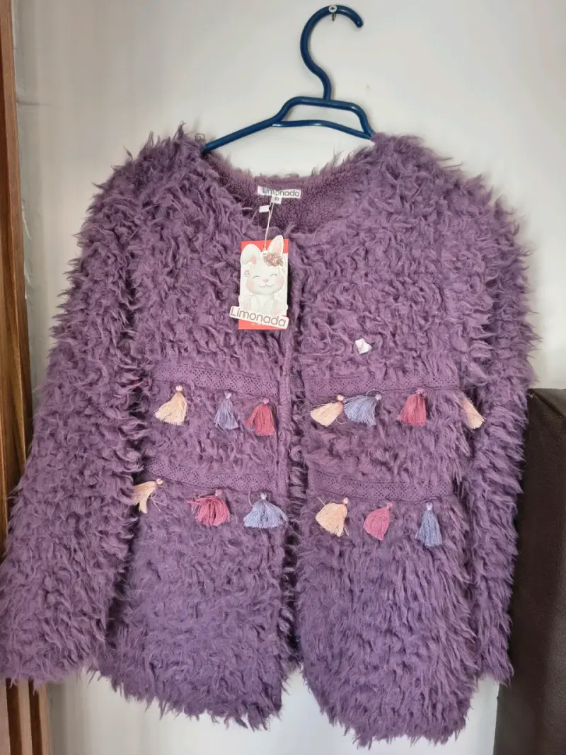 Chaqueta morada peluda para niña