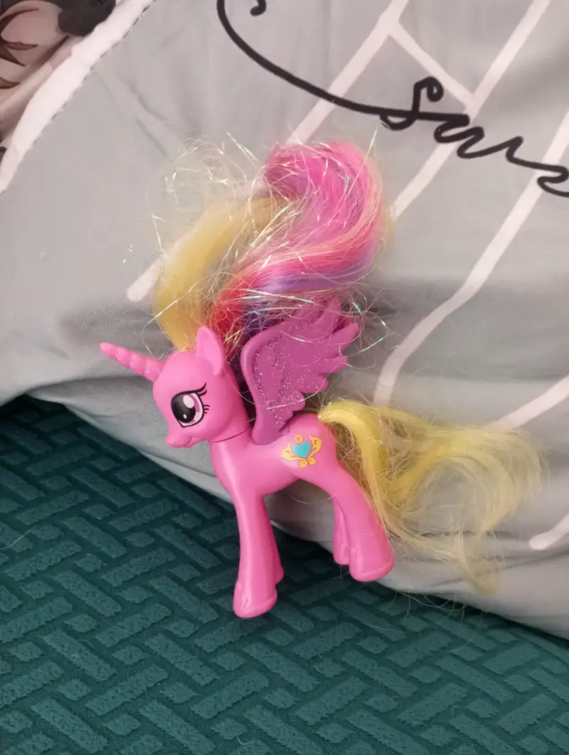 Figura de pony rosa con alas