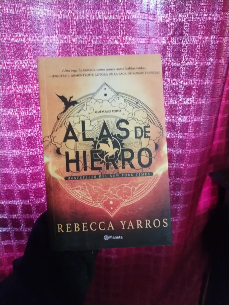Libro 'Alas de Hierro' de Rebecca Yarros