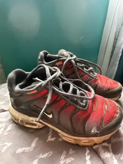 Zapatillas deportivas Nike air negras y rojas - miniatura 1