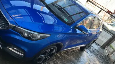 Auto SUV azul, marca MG,  modelo zs - miniatura 1