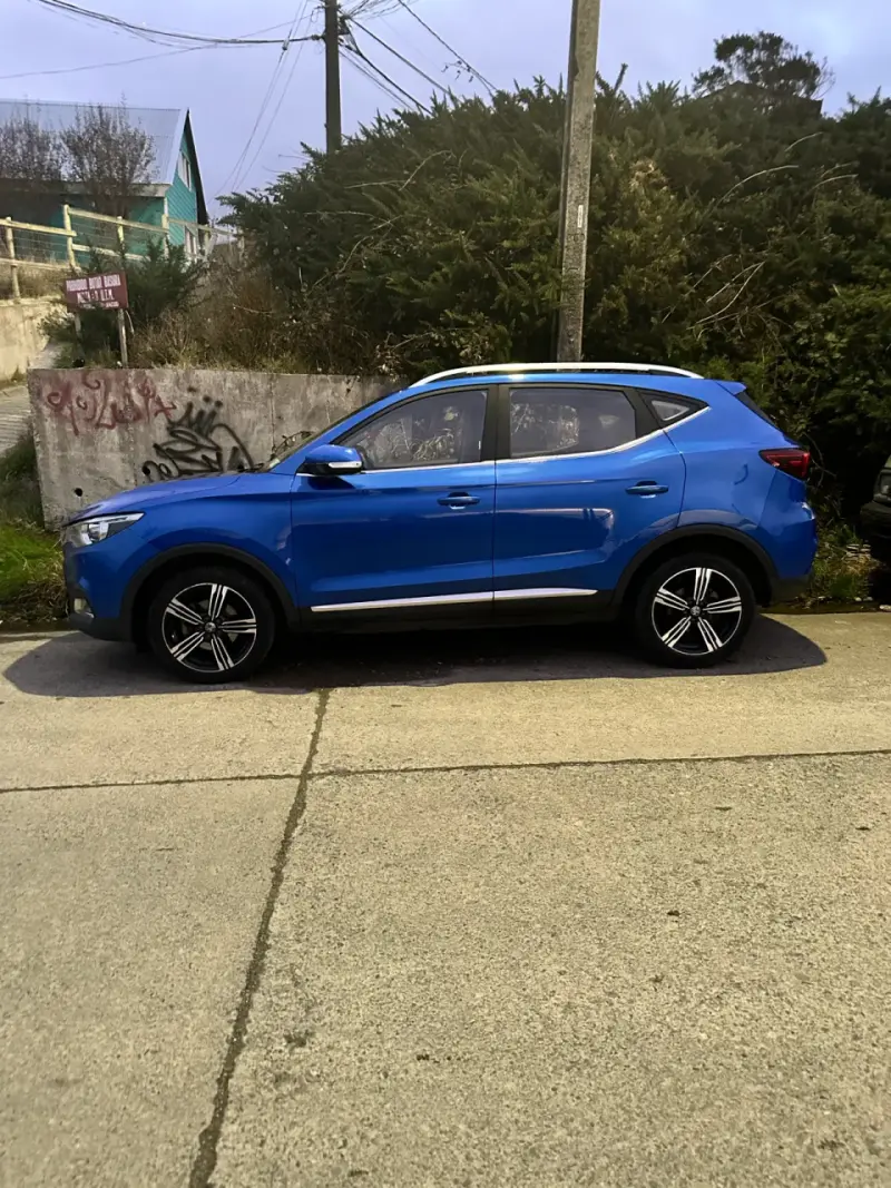 Auto SUV azul, marca MG,  modelo zs - 4
