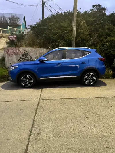 Auto SUV azul, marca MG,  modelo zs - miniatura 4
