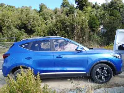 Auto SUV azul, marca MG,  modelo zs - miniatura 5