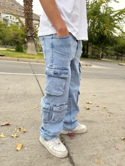 Jeans cargo celestes hombre - miniatura 2
