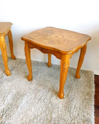 Mesa auxiliar de madera tallada - miniatura 1