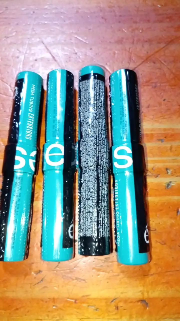 Máscara de pestañas azul Essence