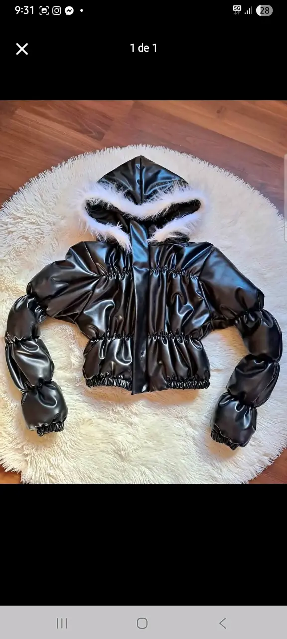 Chaqueta negra con capucha de peluche - 1