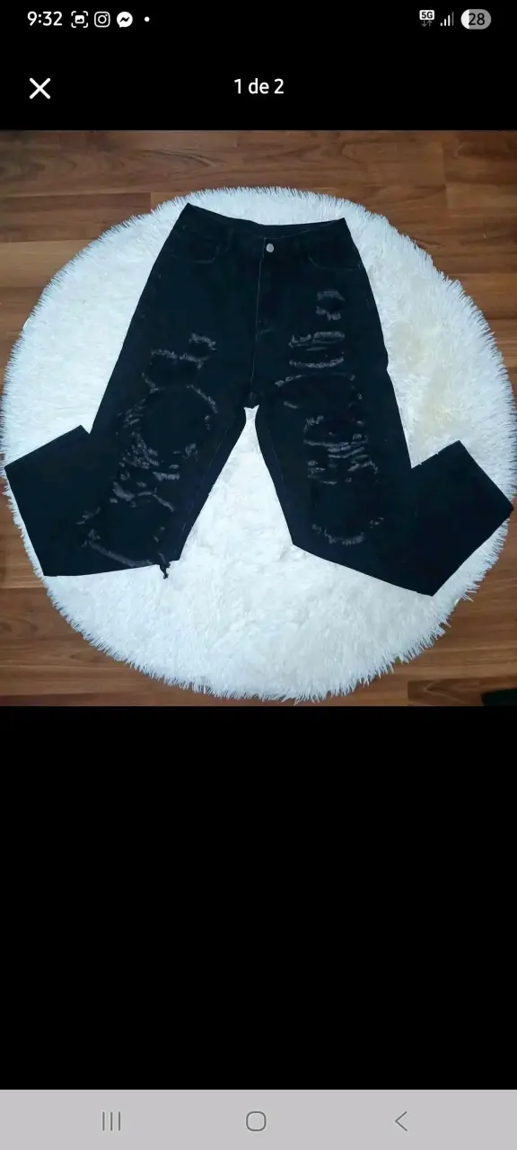 Chaqueta negra con capucha de peluche - 3