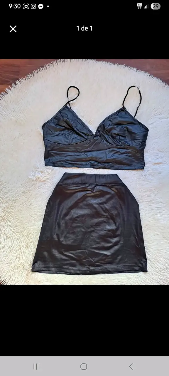 Chaqueta negra con capucha de peluche - 5