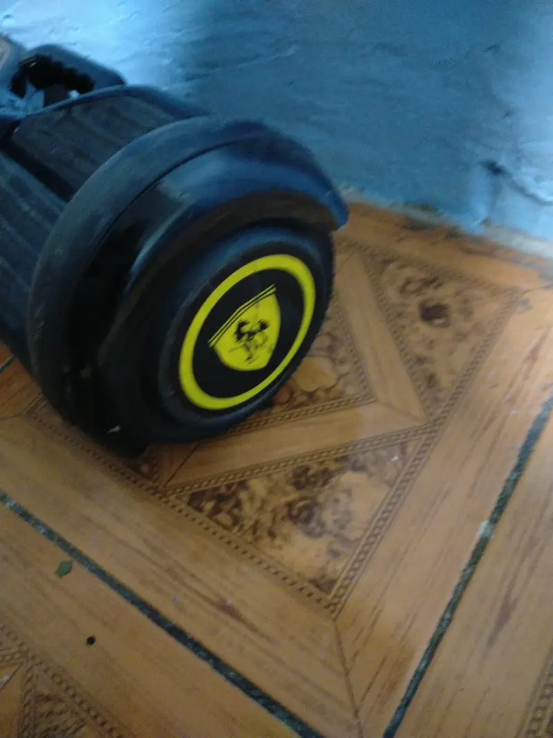 Hoverboard eléctrico negro usado - 2