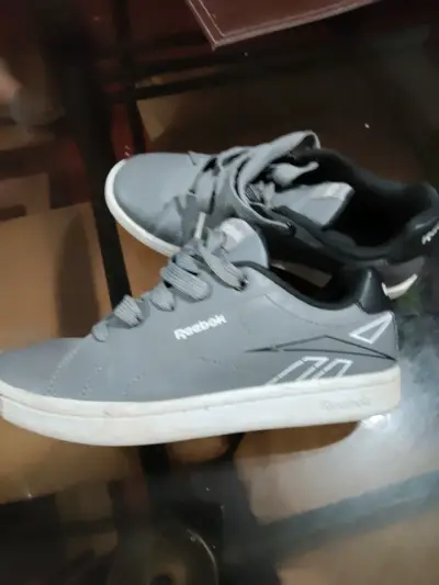 Zapatillas grises Reebok 31 y medio - miniatura 1