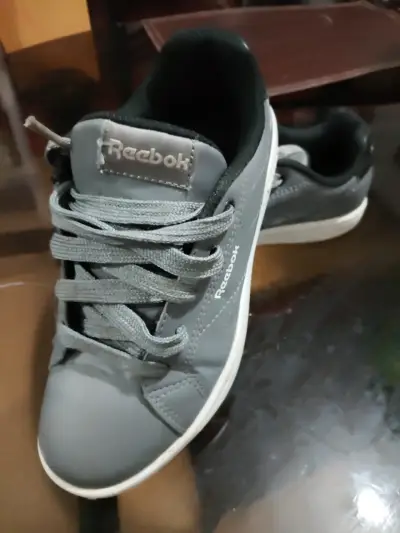 Zapatillas grises Reebok 31 y medio - miniatura 3