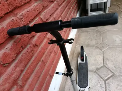 Scooter plegable gris y negro - miniatura 1
