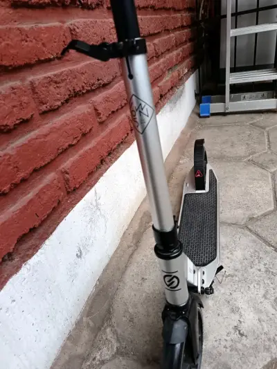Scooter plegable gris y negro - miniatura 2