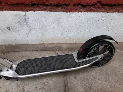 Scooter plegable gris y negro - miniatura 3