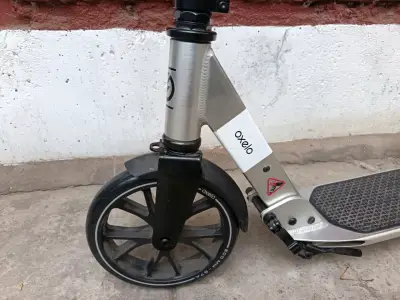 Scooter plegable gris y negro - miniatura 4