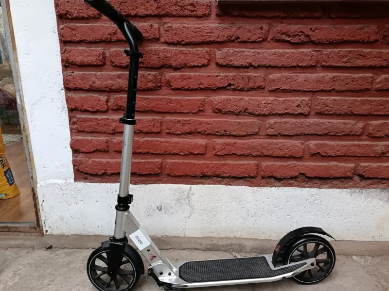 Scooter plegable gris y negro - 10