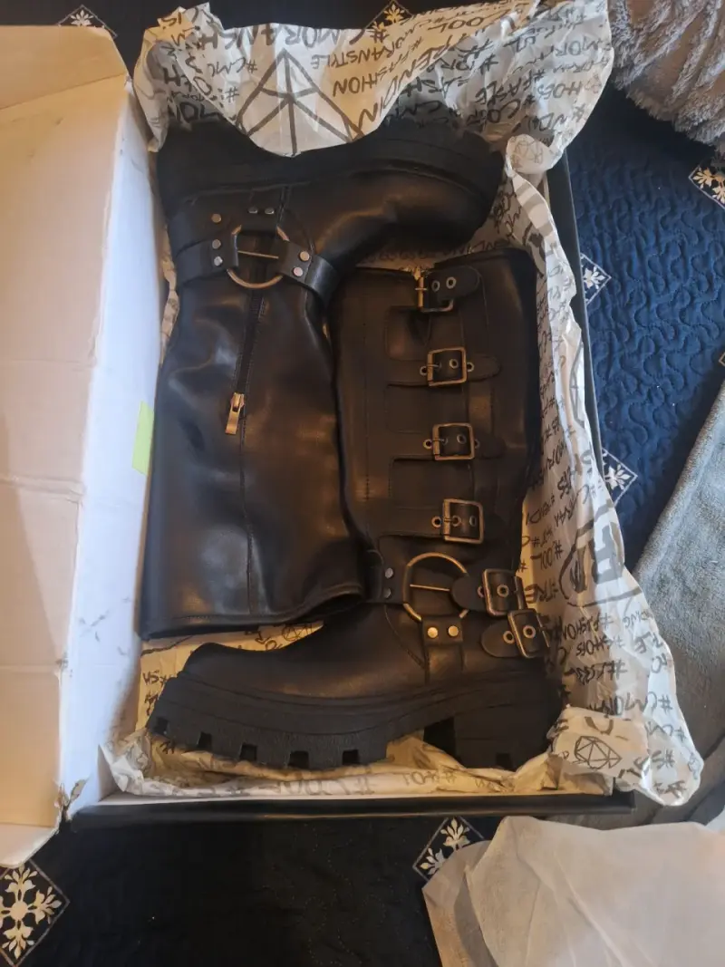 Botas negras con hebillas