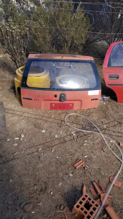 Portalón trasero Opel Corsa rojo - miniatura 1