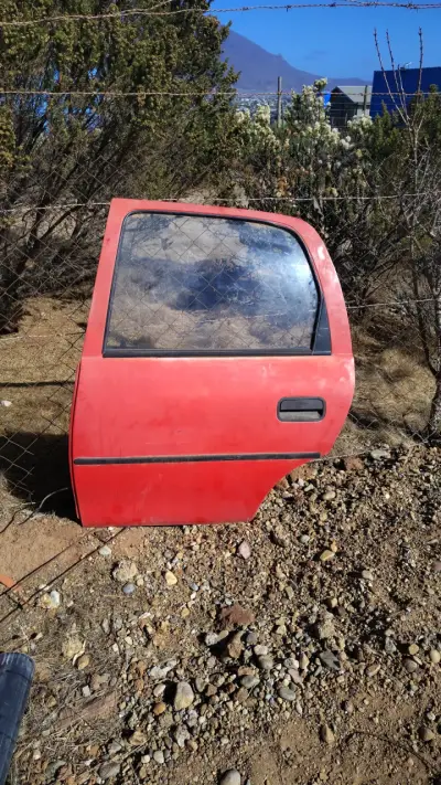 Portalón trasero Opel Corsa rojo - miniatura 3