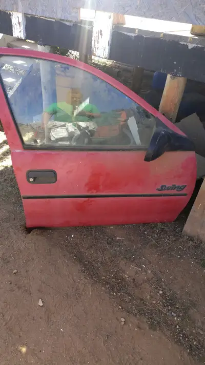 Portalón trasero Opel Corsa rojo - miniatura 4