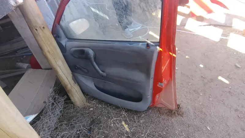 Portalón trasero Opel Corsa rojo - 5