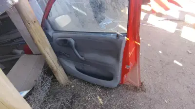 Portalón trasero Opel Corsa rojo - miniatura 5