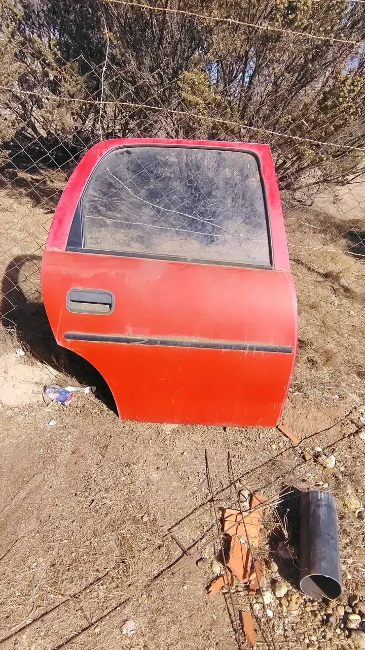 Portalón trasero Opel Corsa rojo - 6