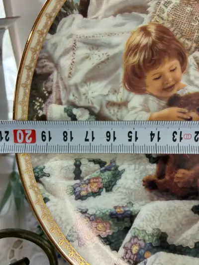 Plato decorativo con niños y osito - miniatura 3