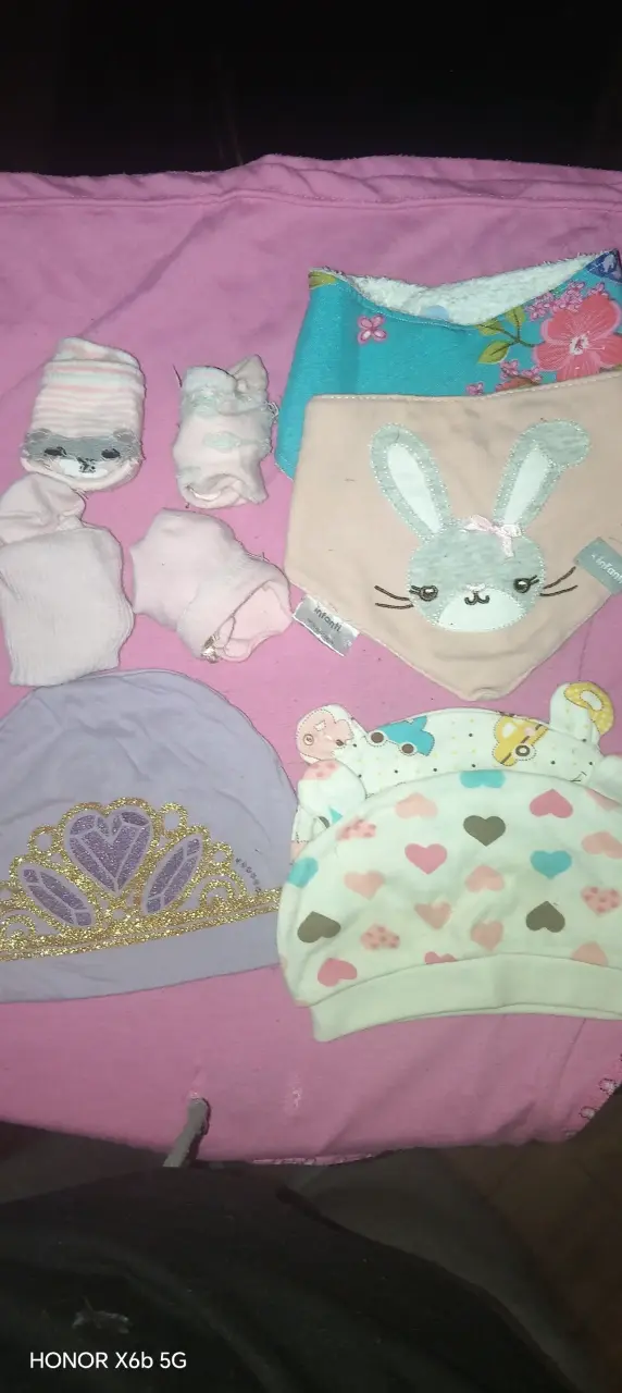 Set de gorros y baberos bebé