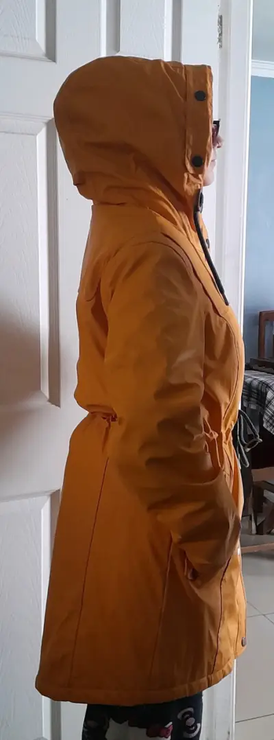 Parka amarilla con capucha - miniatura 3