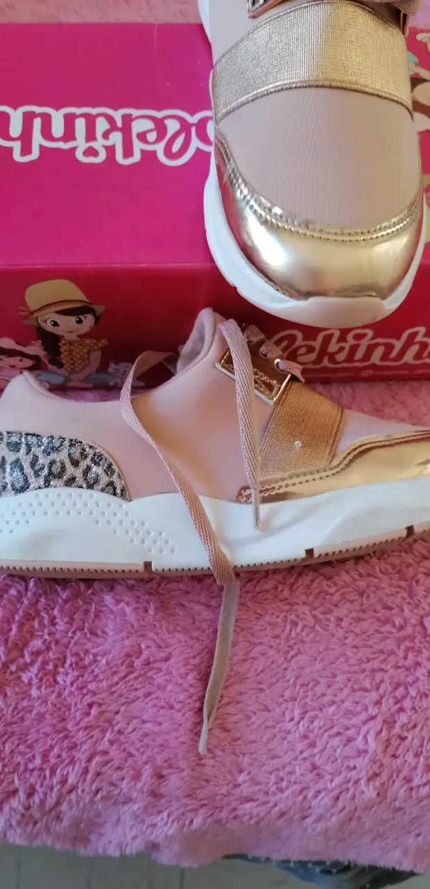 Zapatillas deportivas rosadas con dorado - 1