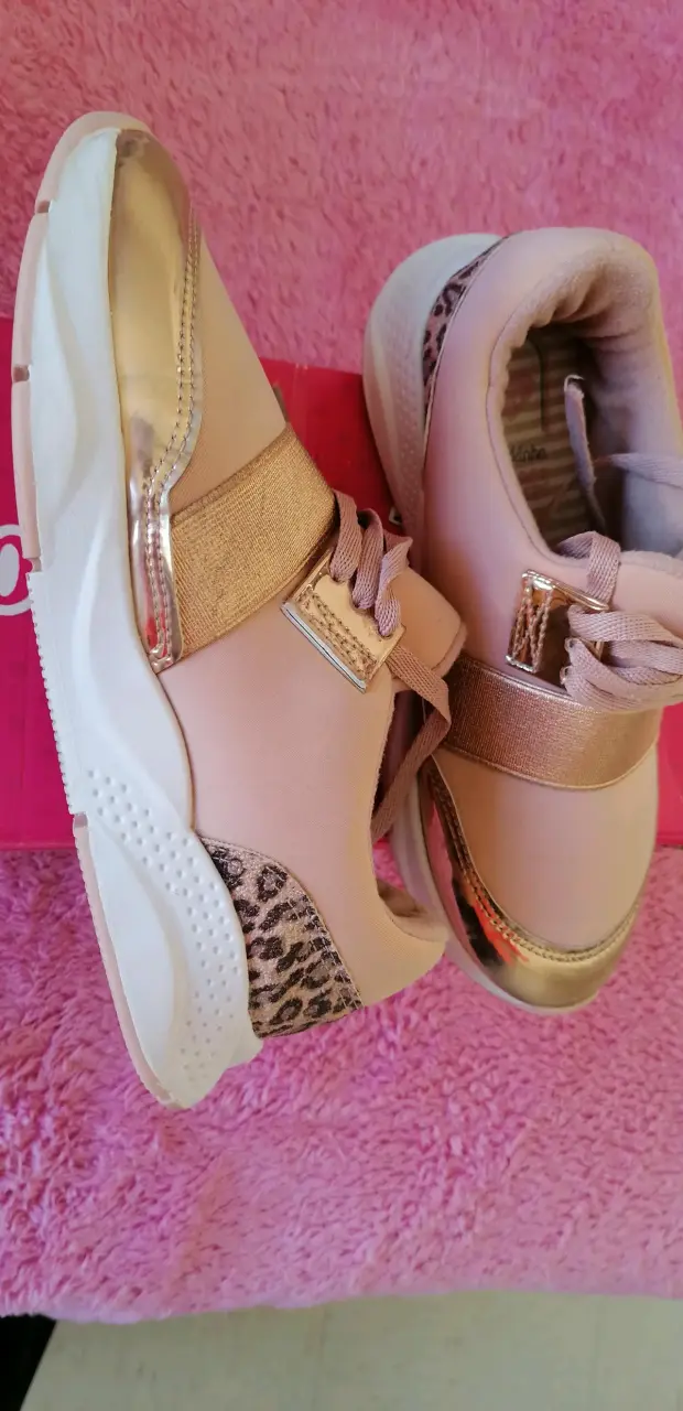 Zapatillas deportivas rosadas con dorado - 2