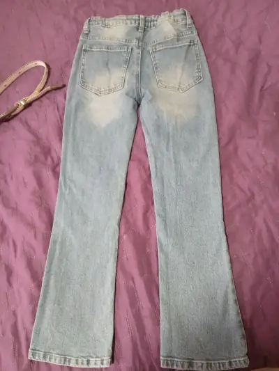 Jeans con detalles brillantes - miniatura 2