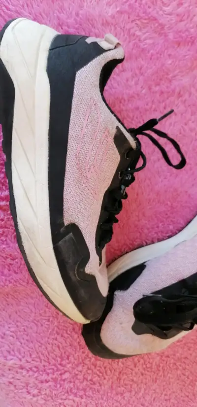 Zapatillas deportivas negras y rosadas - miniatura 1