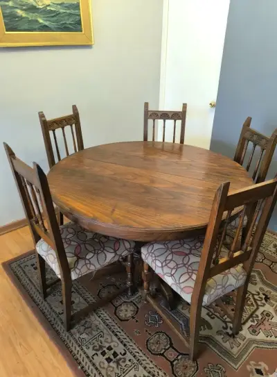 Mesa redonda de madera con 6 sillas - miniatura 1