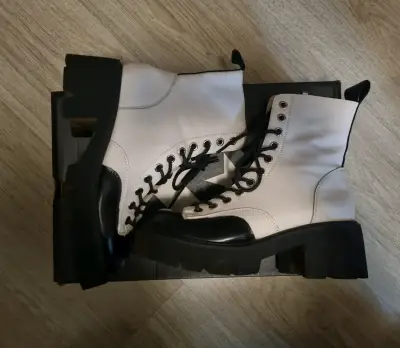 Botas blancas con plataforma - miniatura 1