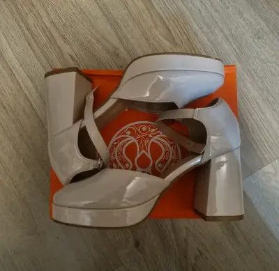 Tacones altos beige - miniatura 1