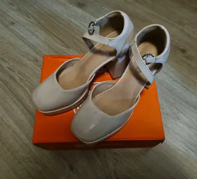 Tacones altos beige - miniatura 2