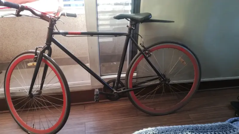 Bicicleta de paseo negra y roja